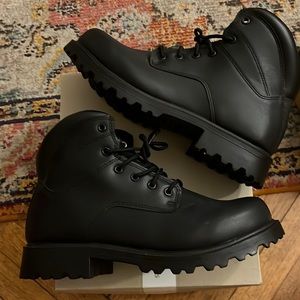 Black men’s work boots. Slip and oil resistant.